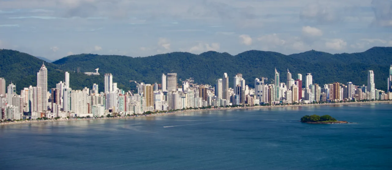 Vista aérea da orla de Balneário Camboriú com os prédios da Barra Sul e Centro